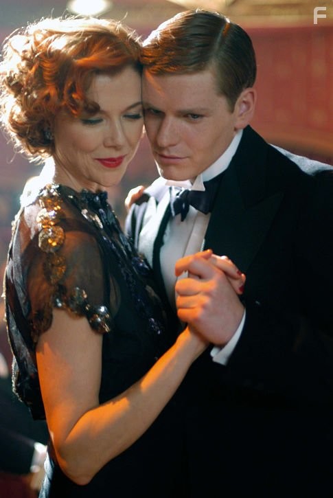 Annette Bening and Shaun Evans in Театр (2004)