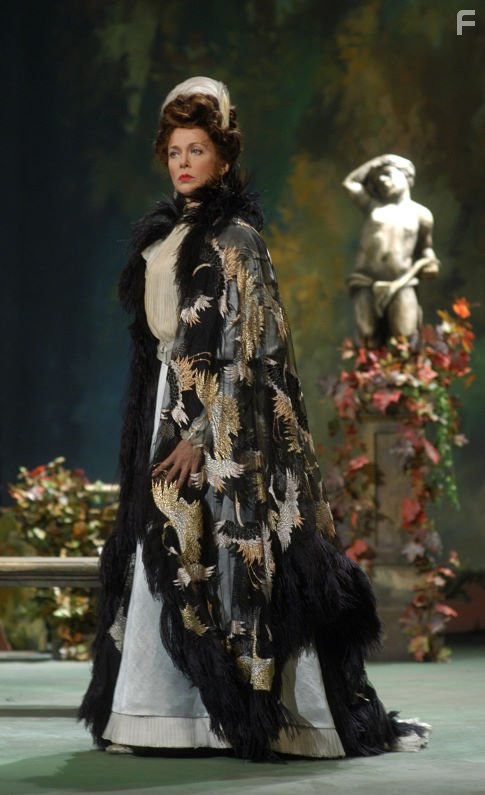 Annette Bening in Театр (2004)