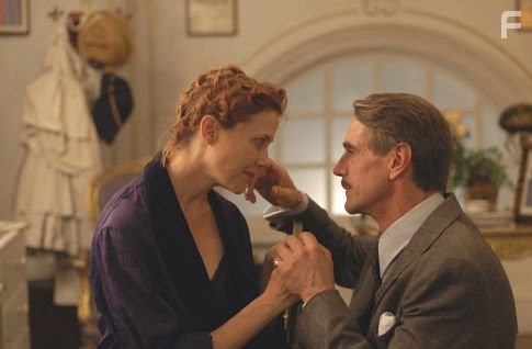 Jeremy Irons and Annette Bening in Театр (2004)