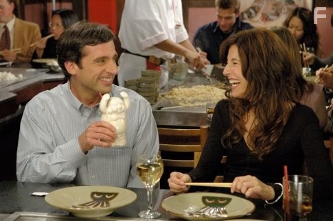 Catherine Keener and Steve Carell in Сорокалетний девственник (2005)