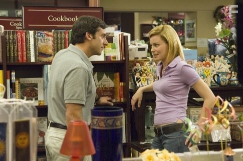 Elizabeth Banks and Steve Carell in Сорокалетний девственник (2005)