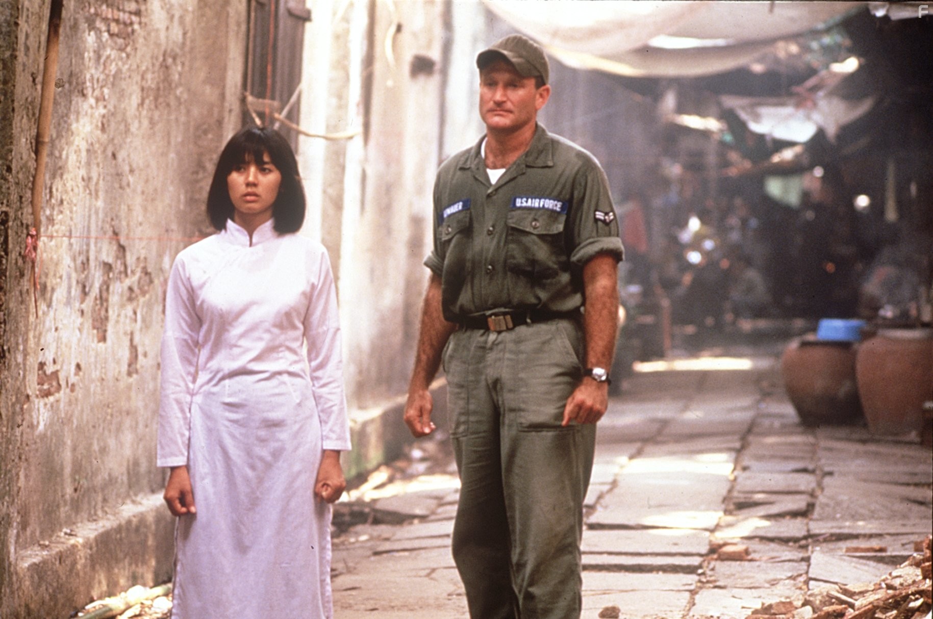 Robin Williams and Chintara Sukapatana in Доброе утро, Вьетнам (1987)