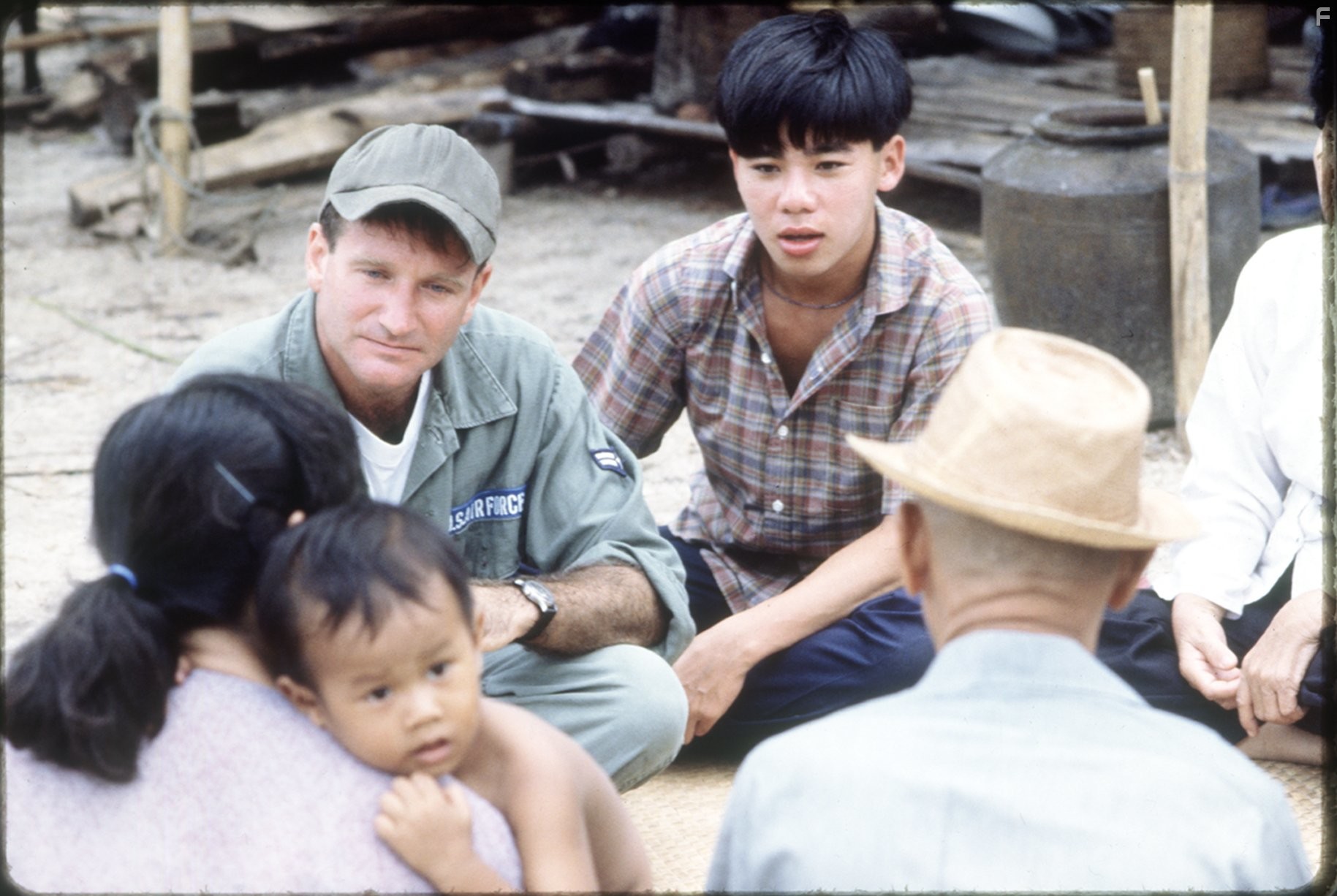 Robin Williams and Tung Thanh Tran in Доброе утро, Вьетнам (1987)