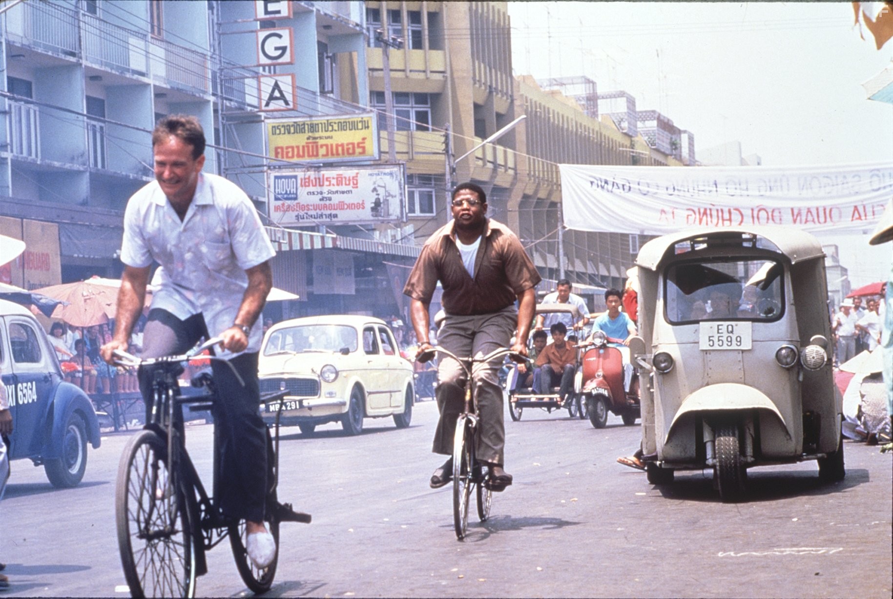 Robin Williams and Forest Whitaker in Доброе утро, Вьетнам (1987)