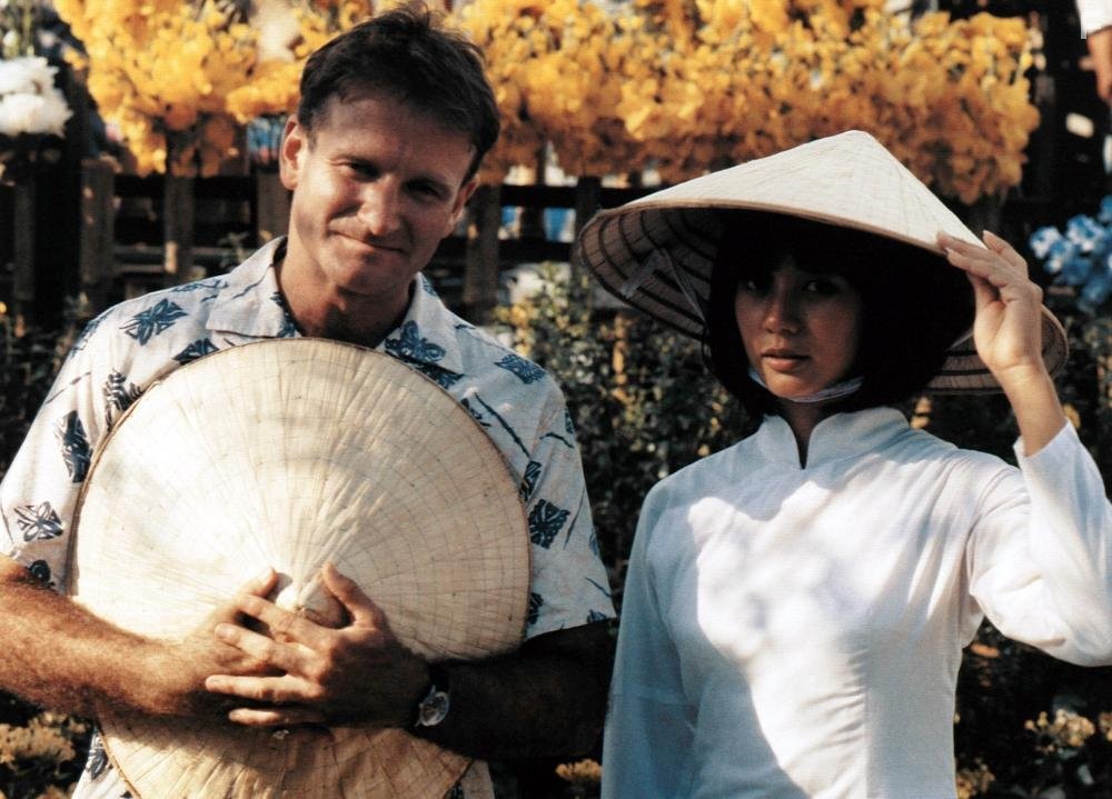 Robin Williams and Chintara Sukapatana in Доброе утро, Вьетнам (1987)