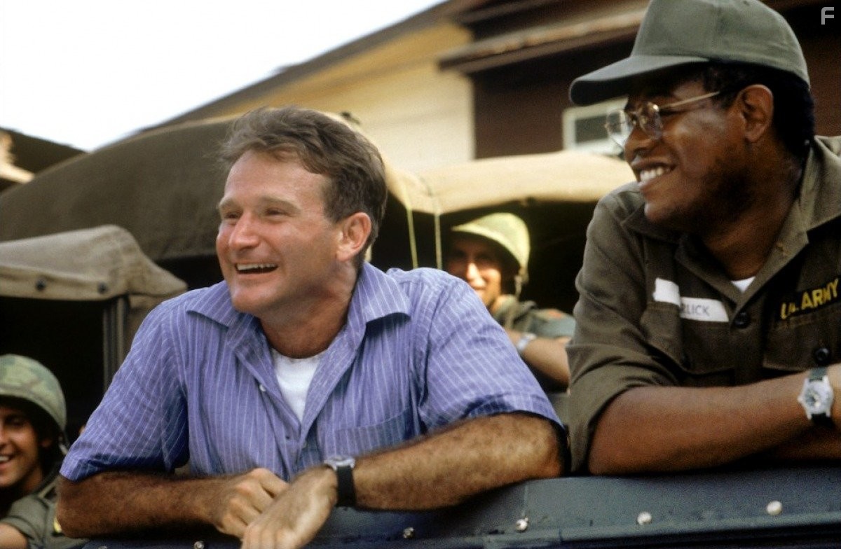 Robin Williams and Forest Whitaker in Доброе утро, Вьетнам (1987)