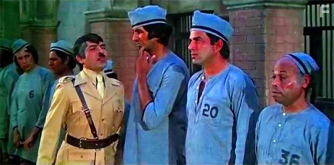 Amitabh Bachchan, Dharmendra, Keshto Mukherjee, and Asrani in Месть и закон (1975)