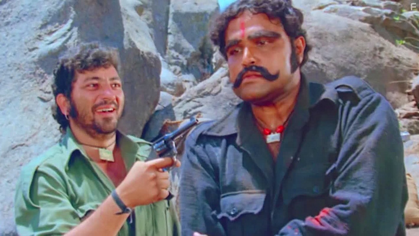 Amjad Khan and Viju Khote in Месть и закон (1975)