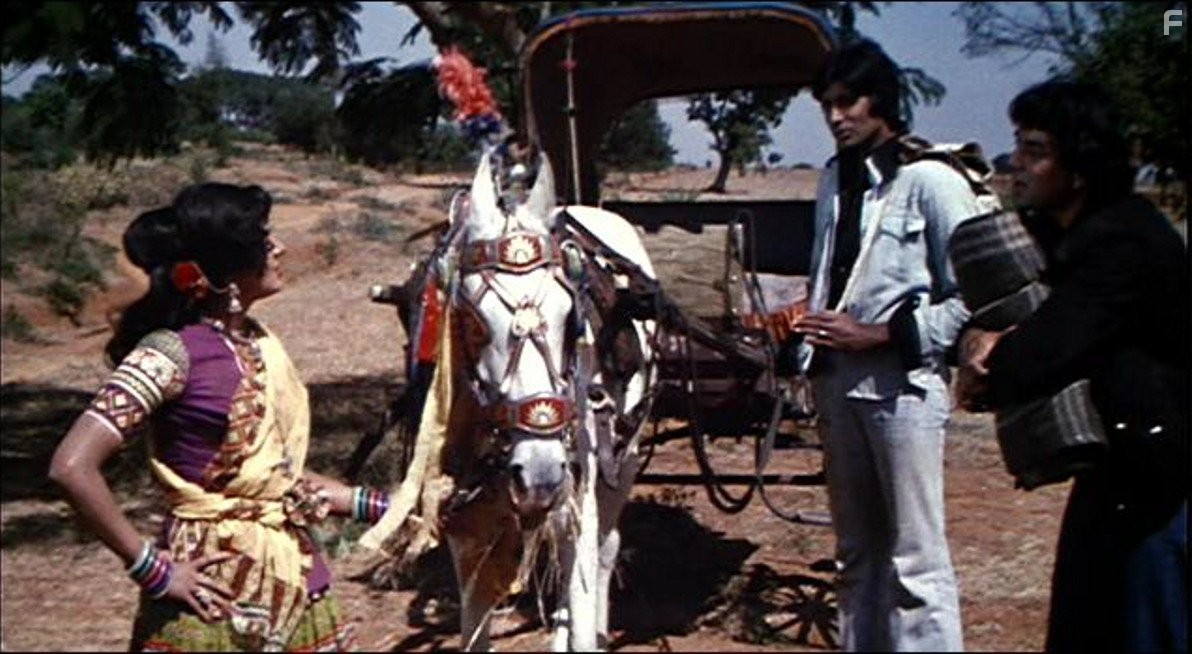 Amitabh Bachchan, Dharmendra, and Hema Malini in Месть и закон (1975)