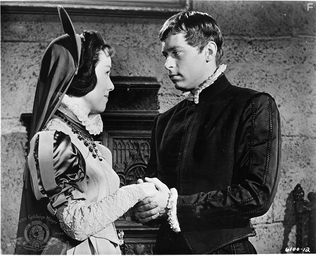 Luana Anders and John Kerr in Колодец и маятник (1961)