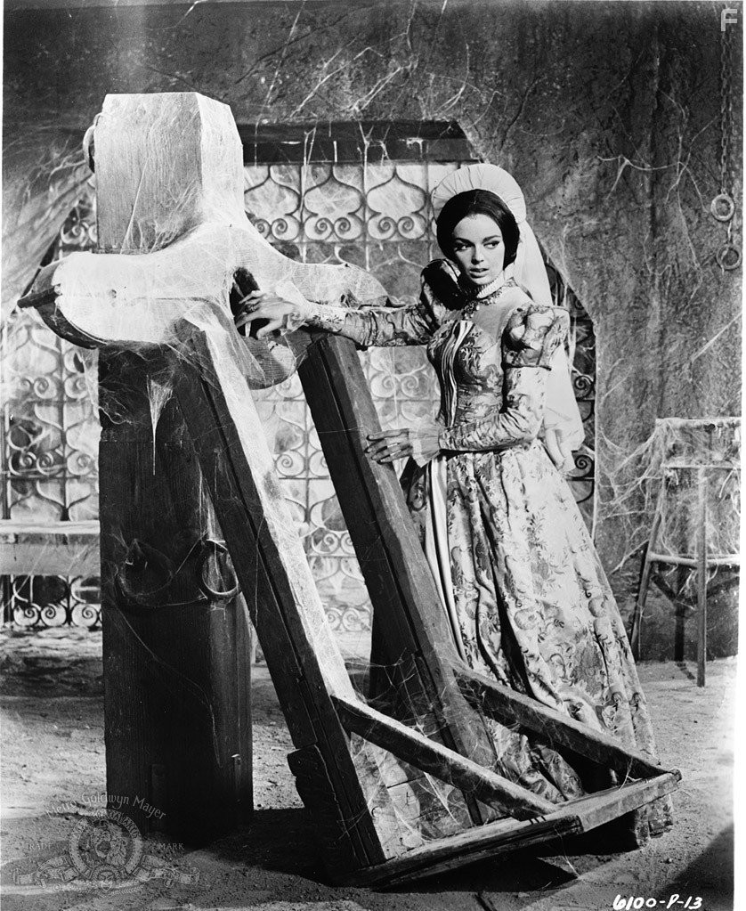 Barbara Steele in Колодец и маятник (1961)