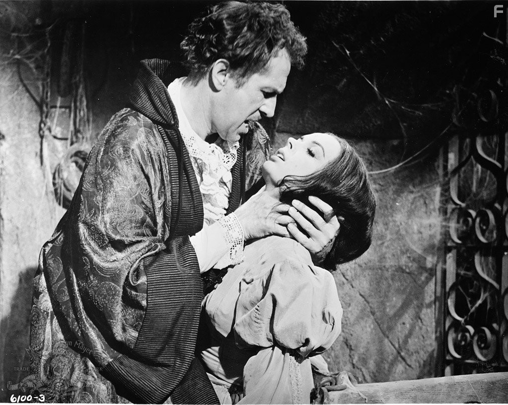 Vincent Price and Barbara Steele in Колодец и маятник (1961)