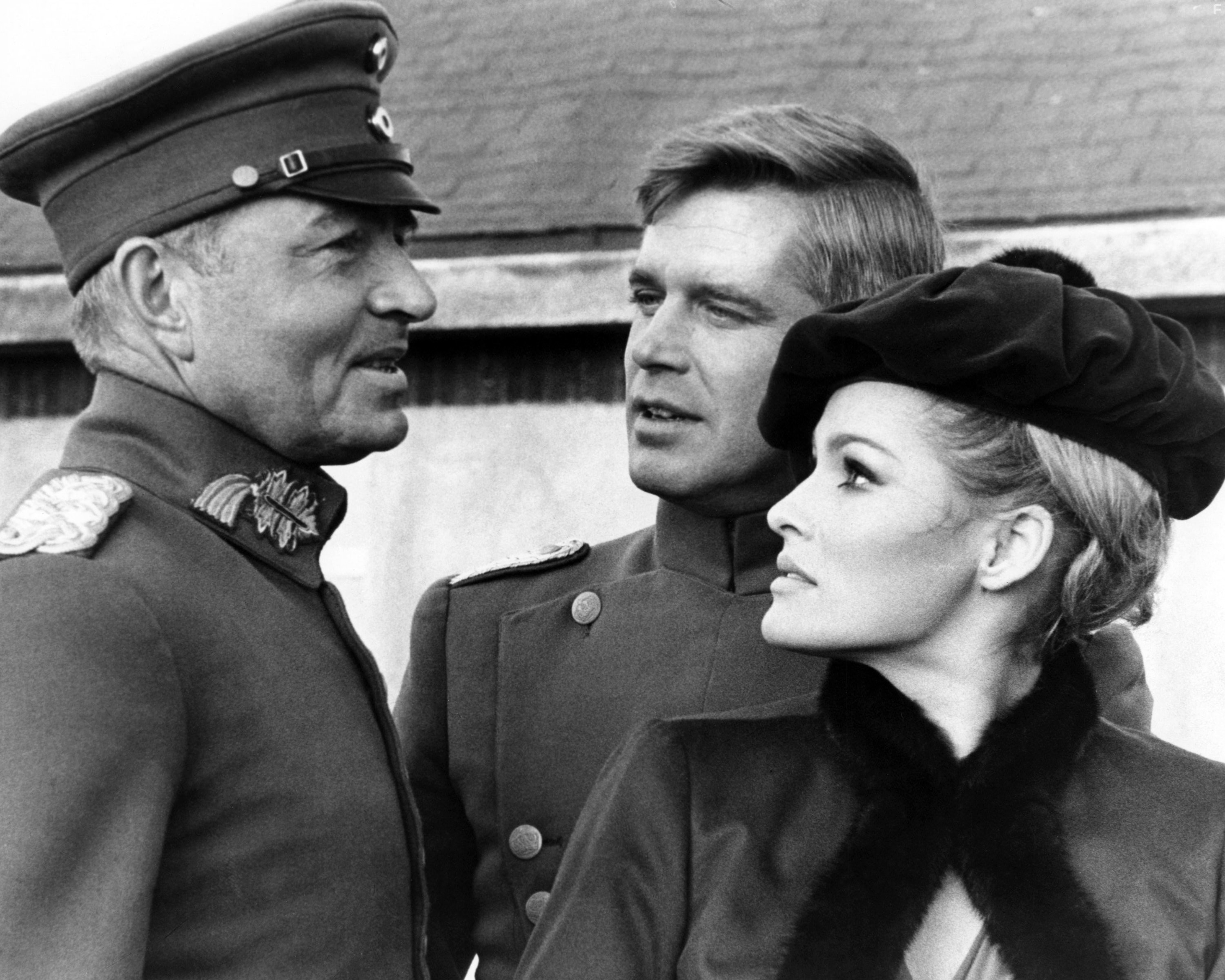 James Mason, Ursula Andress, and George Peppard in Орден 'Голубой Макс' (1966)