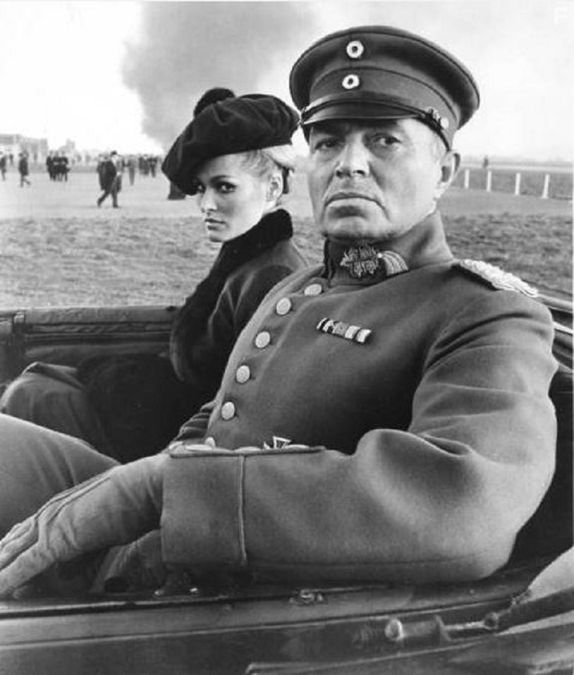 James Mason and Ursula Andress in Орден 'Голубой Макс' (1966)