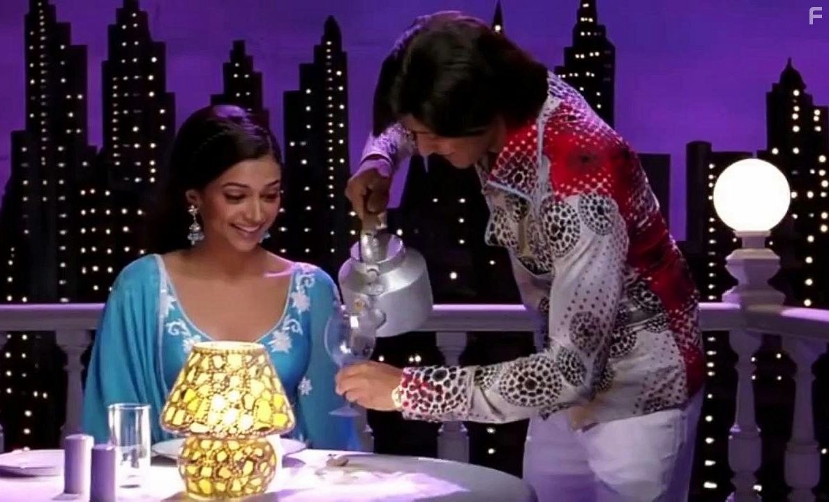 Shreyas Talpade and Deepika Padukone in Ом Шанти Ом (2007)
