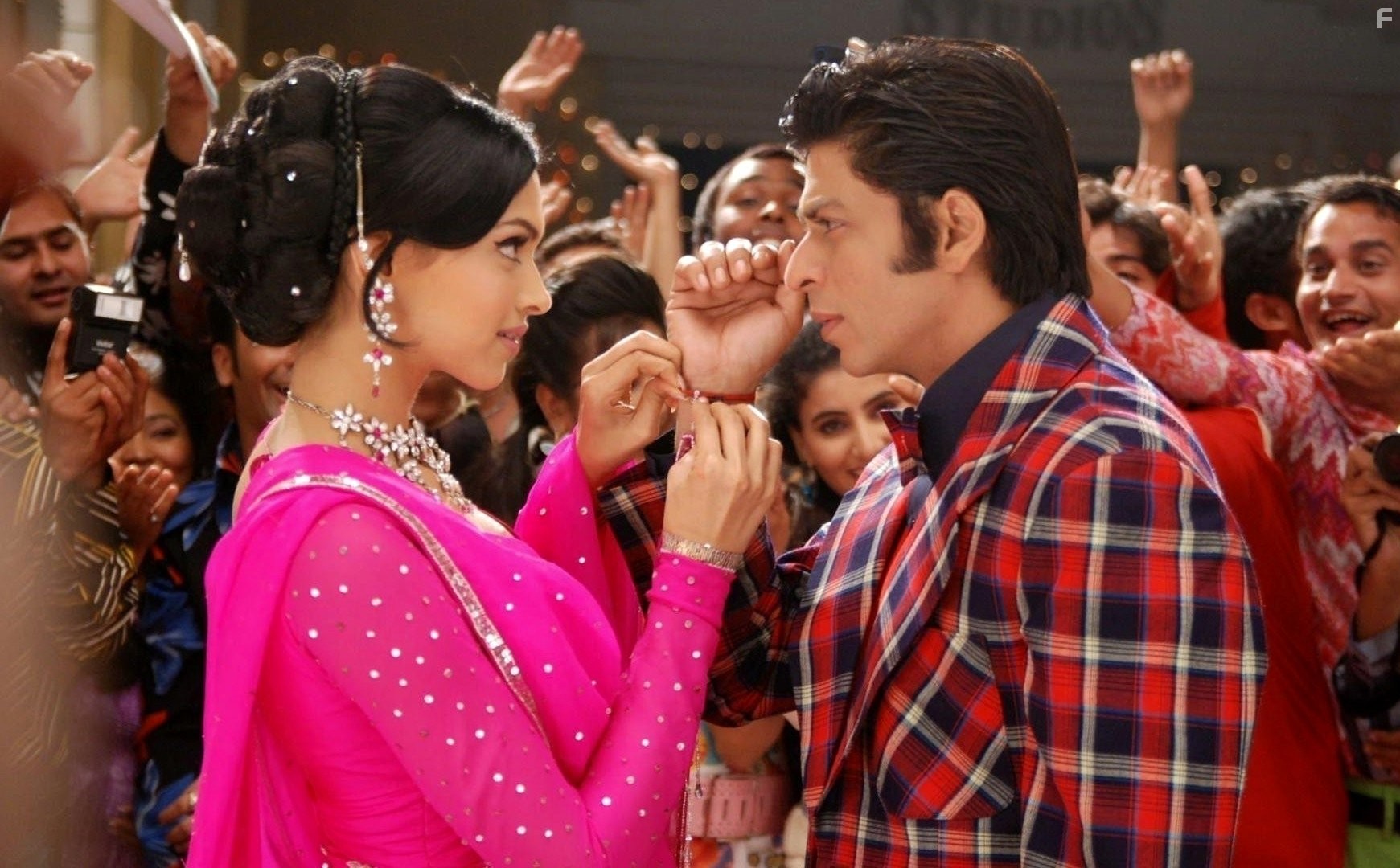 Shah Rukh Khan and Deepika Padukone in Ом Шанти Ом (2007)