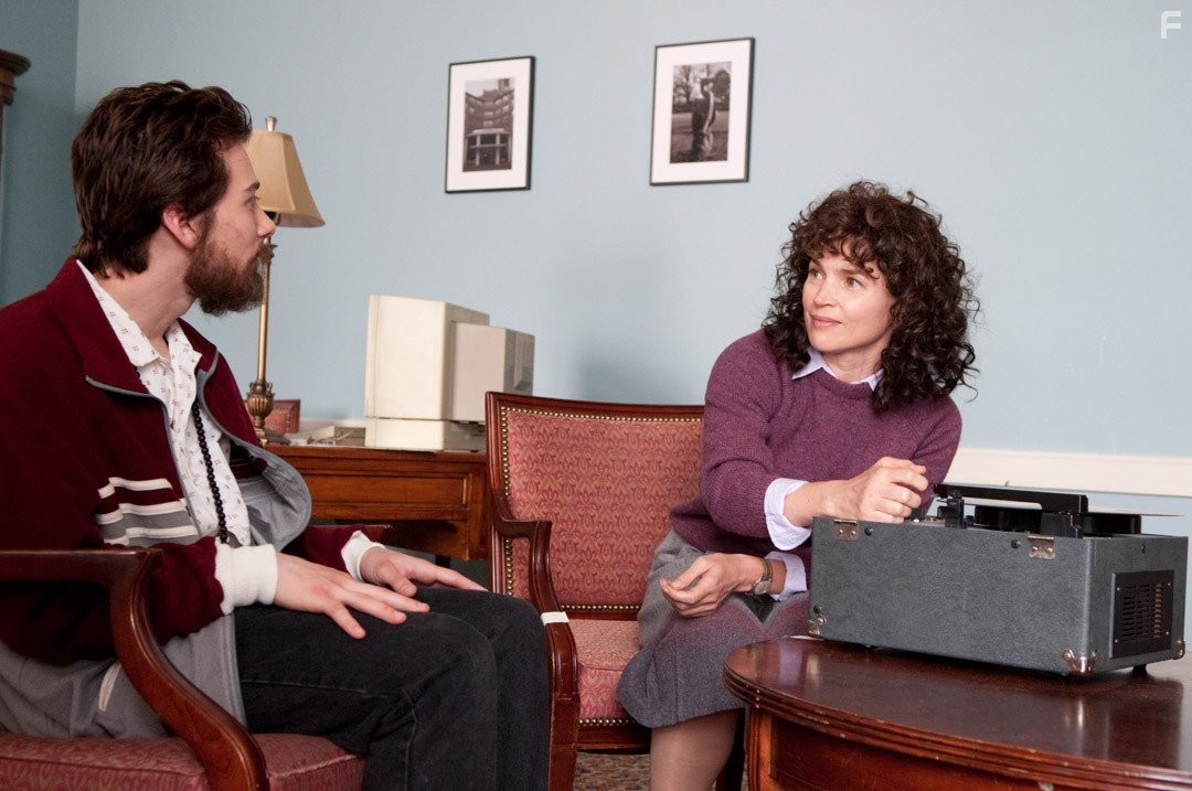 Julia Ormond and Lou Taylor Pucci in Музыка продолжала играть (2011)