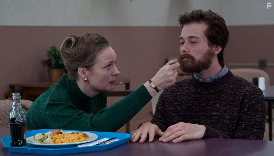 Cara Seymour and Lou Taylor Pucci in Музыка продолжала играть (2011)