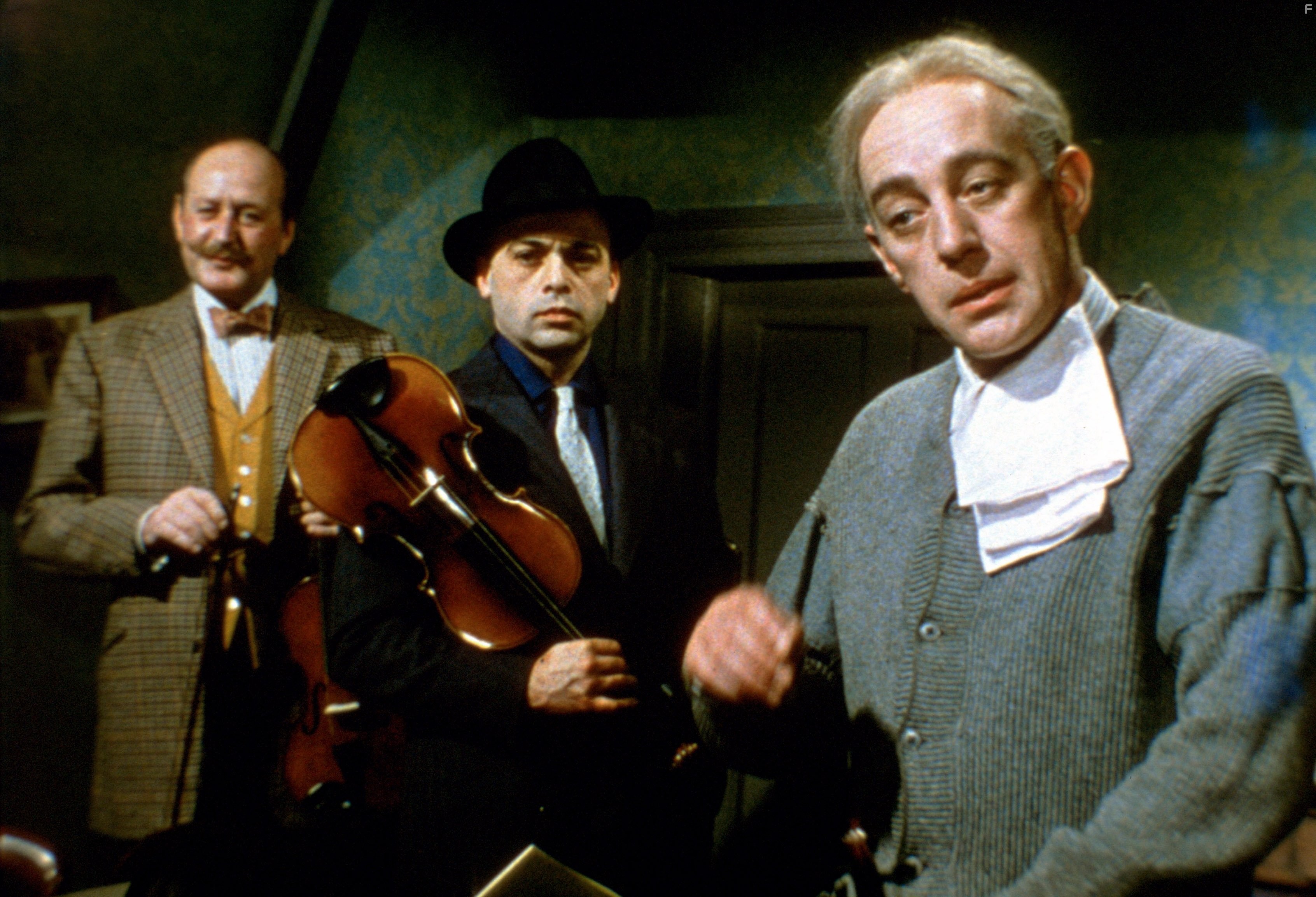 Alec Guinness, Herbert Lom, and Cecil Parker in Убийцы леди (1955)