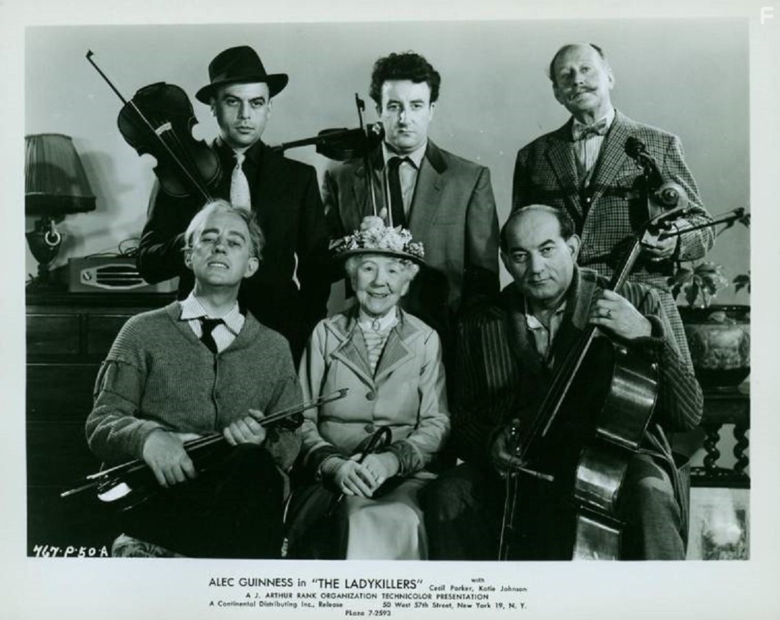 Alec Guinness, Peter Sellers, Herbert Lom, Danny Green, Katie Johnson, Cecil Parker, and Jack Warner in Убийцы леди (1955)