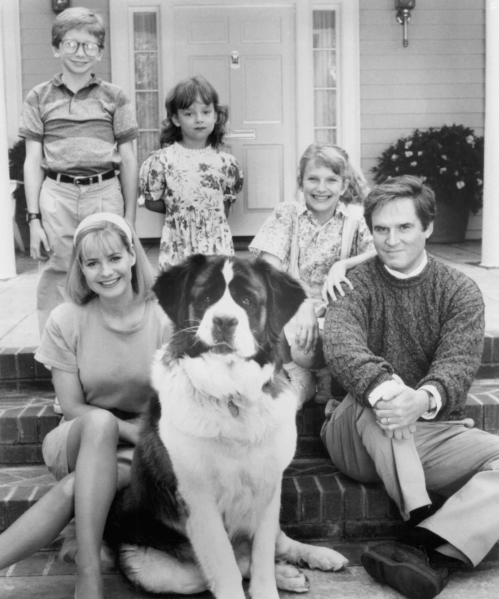 Charles Grodin, Bonnie Hunt, Nicholle Tom, Christopher Castile, and Sarah Rose Karr in Бетховен (1992)