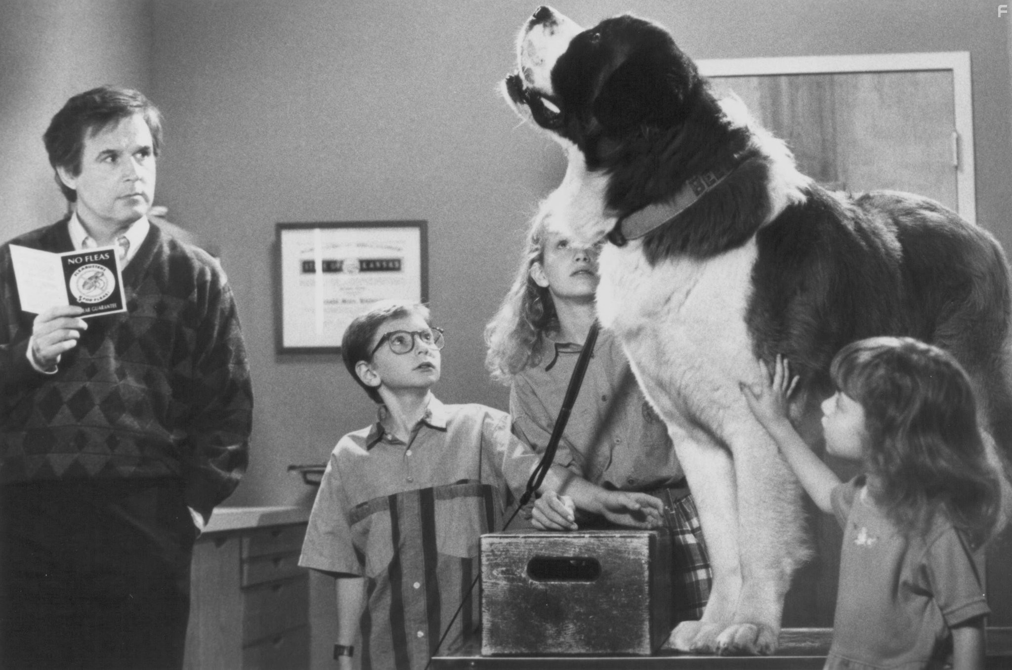 Charles Grodin and Christopher Castile in Бетховен (1992)