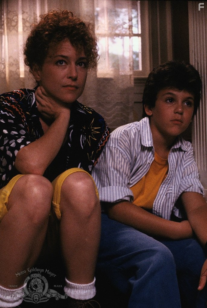 Fred Savage and Margaret Whitton in Маленькие монстры (1989)