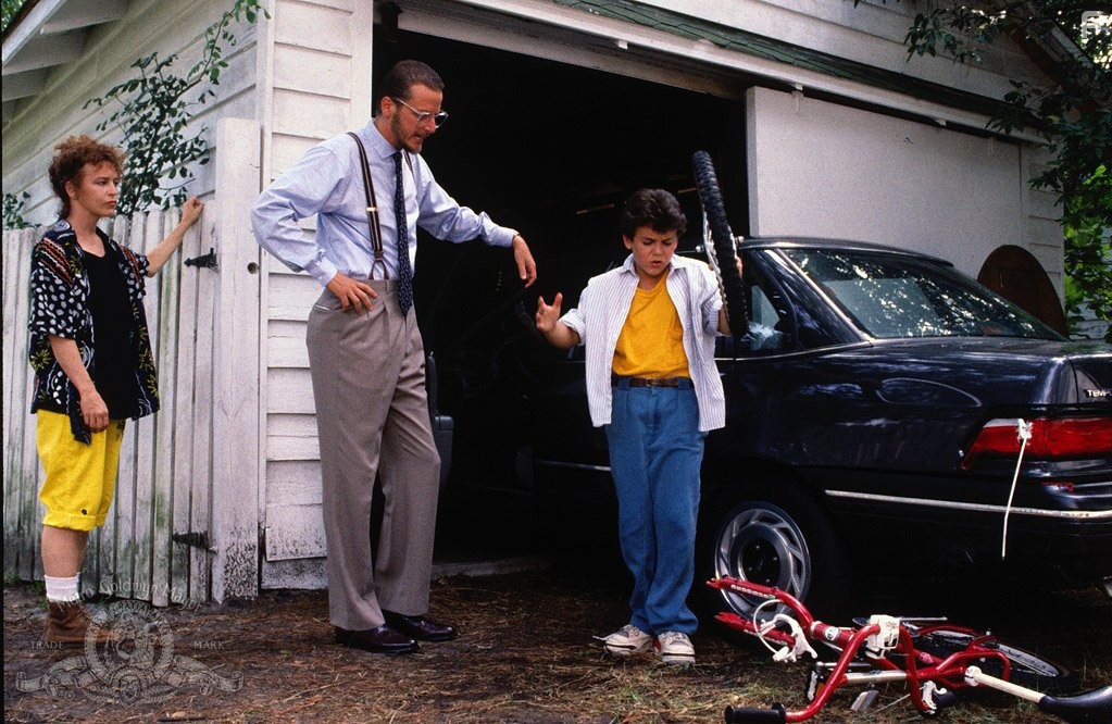 Fred Savage, Daniel Stern, and Margaret Whitton in Маленькие монстры (1989)