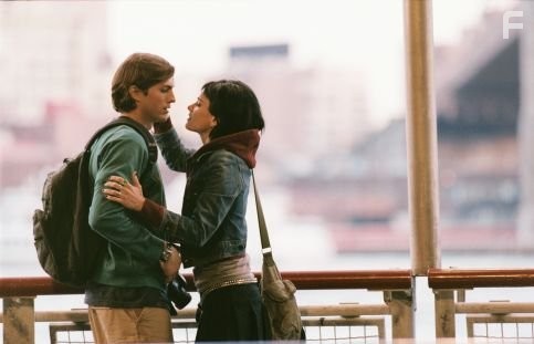 Amanda Peet and Ashton Kutcher in Больше, чем любовь (2005)