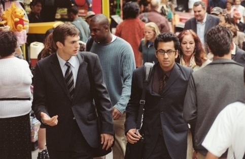 Ashton Kutcher and Kal Penn in Больше, чем любовь (2005)