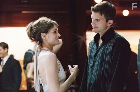 Amanda Peet and Ashton Kutcher in Больше, чем любовь (2005)