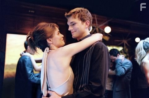 Amanda Peet and Ashton Kutcher in Больше, чем любовь (2005)