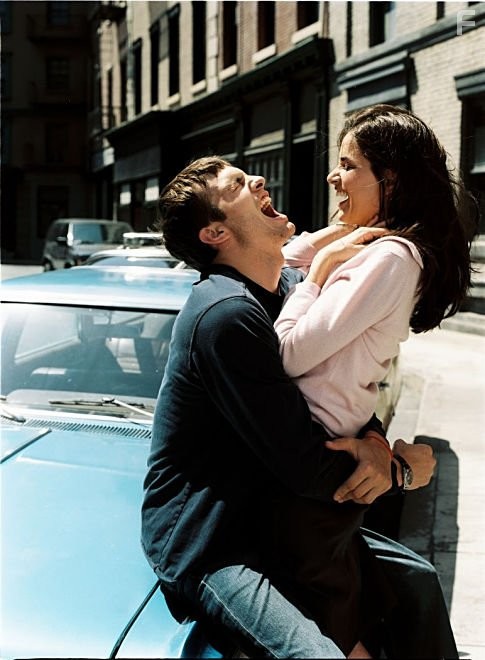 Amanda Peet and Ashton Kutcher in Больше, чем любовь (2005)