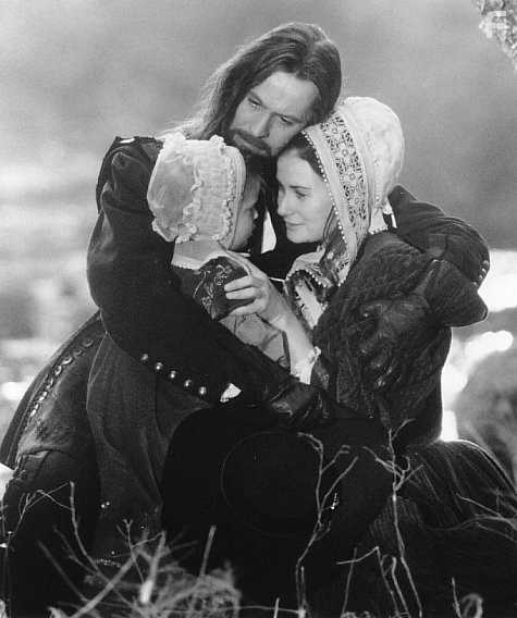 Hester Prynne (Demi Moore), Reverend Dimmesdale (Gary Oldman) and their illegitimate daughter Pearl (Bella Bruce) must fight to be recognized as a family.