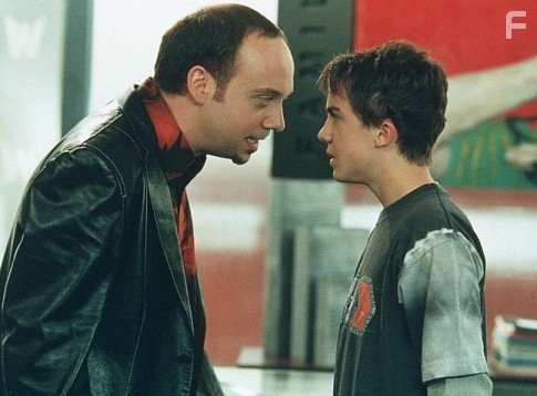 Frankie Muniz and Paul Giamatti in Большой толстый лгун (2002)