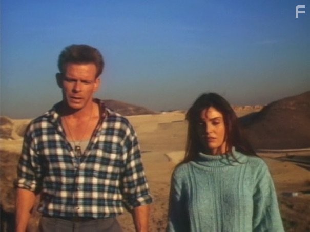 Tracy Scoggins and Marc Singer in Watchers II (1990)
