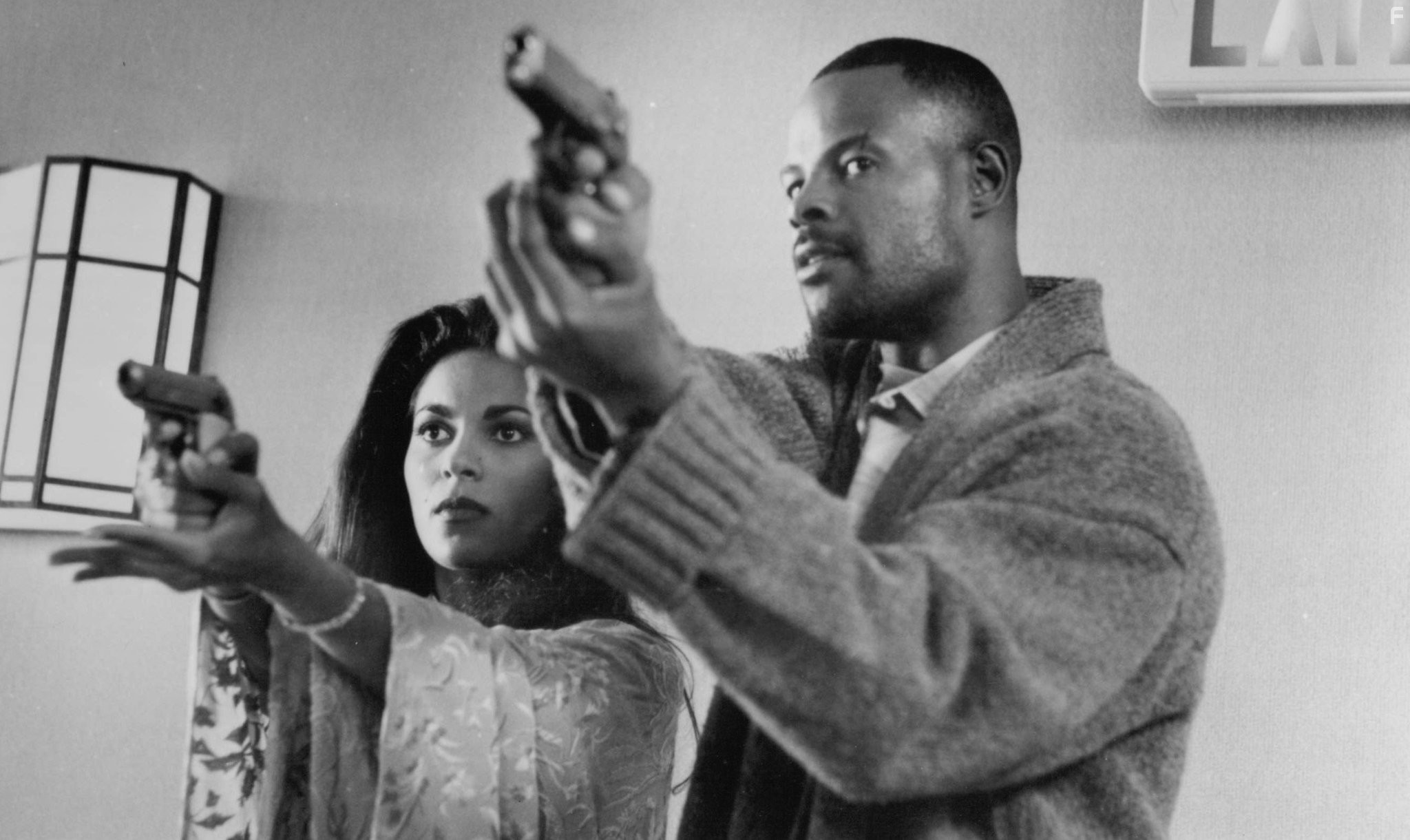 Keenen Ivory Wayans and Salli Richardson-Whitfield in Пропавшие миллионы (1994)