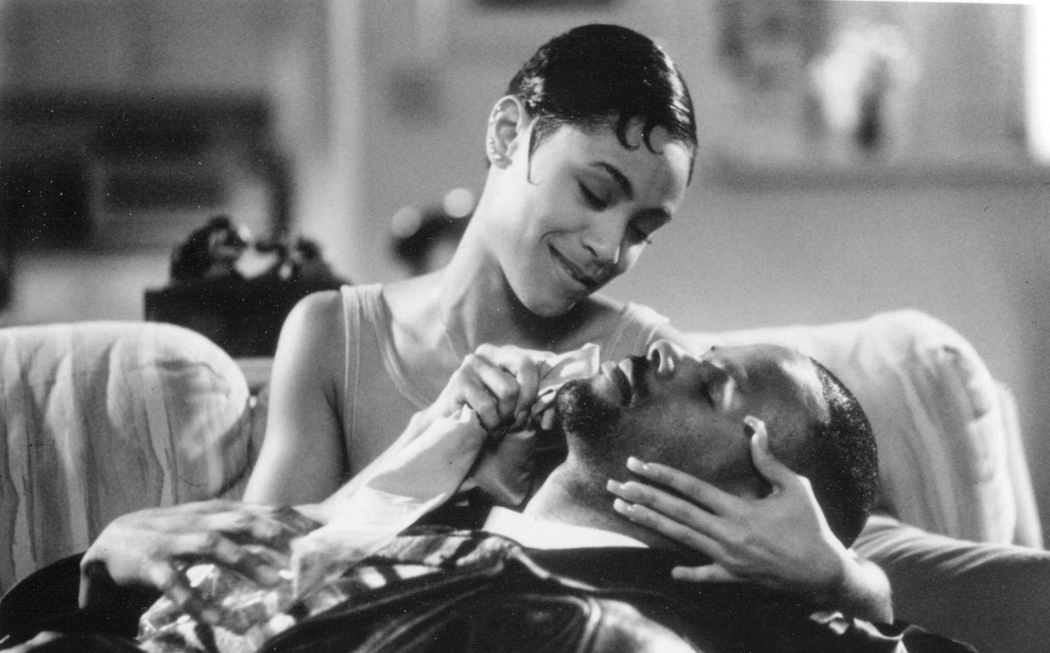 Jada Pinkett Smith and Keenen Ivory Wayans in Пропавшие миллионы (1994)