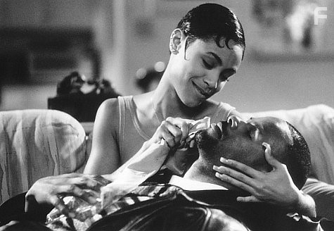 Jada Pinkett Smith and Keenen Ivory Wayans in Пропавшие миллионы (1994)
