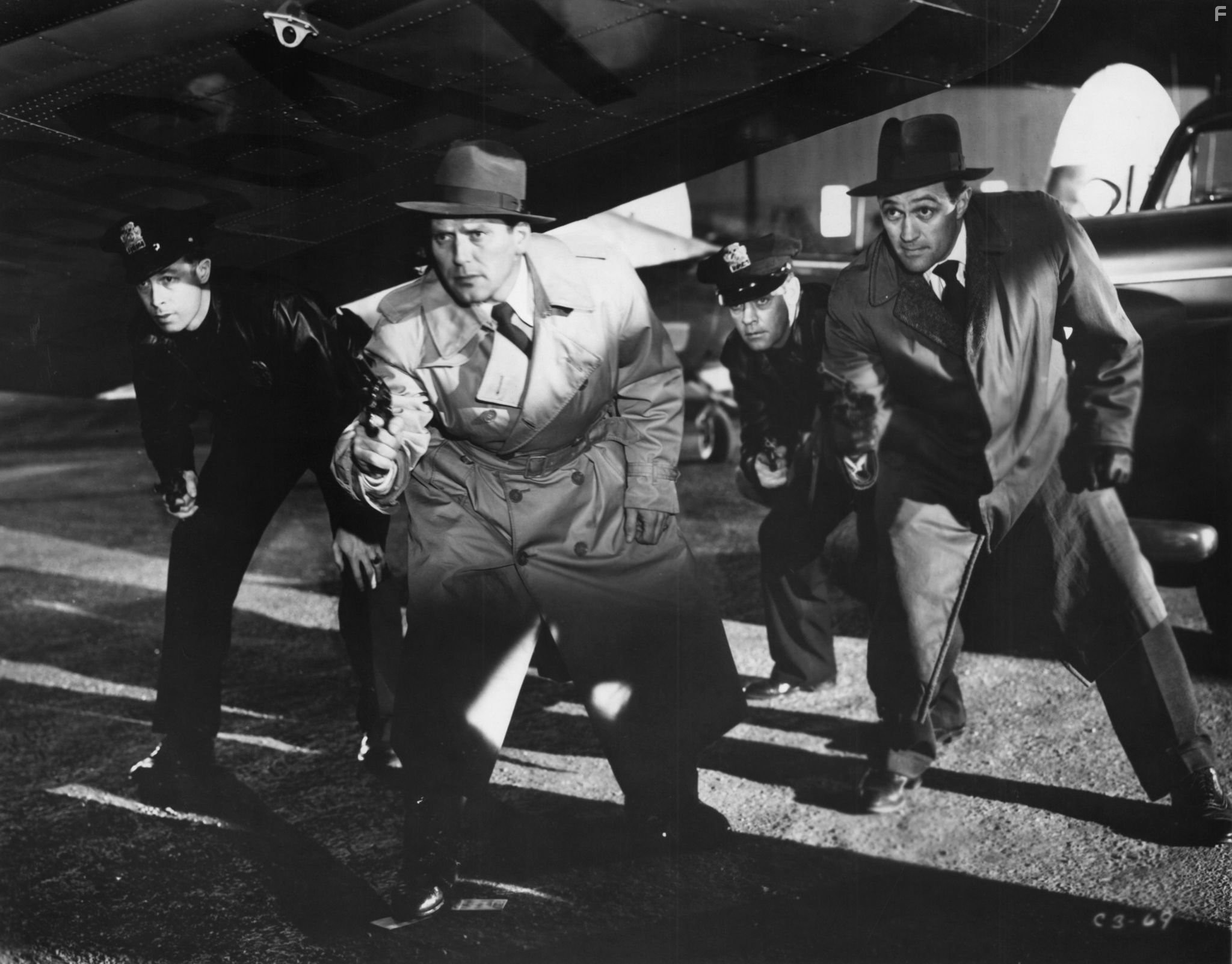 Don Haggerty and Charles McGraw in Узкая грань (1952)