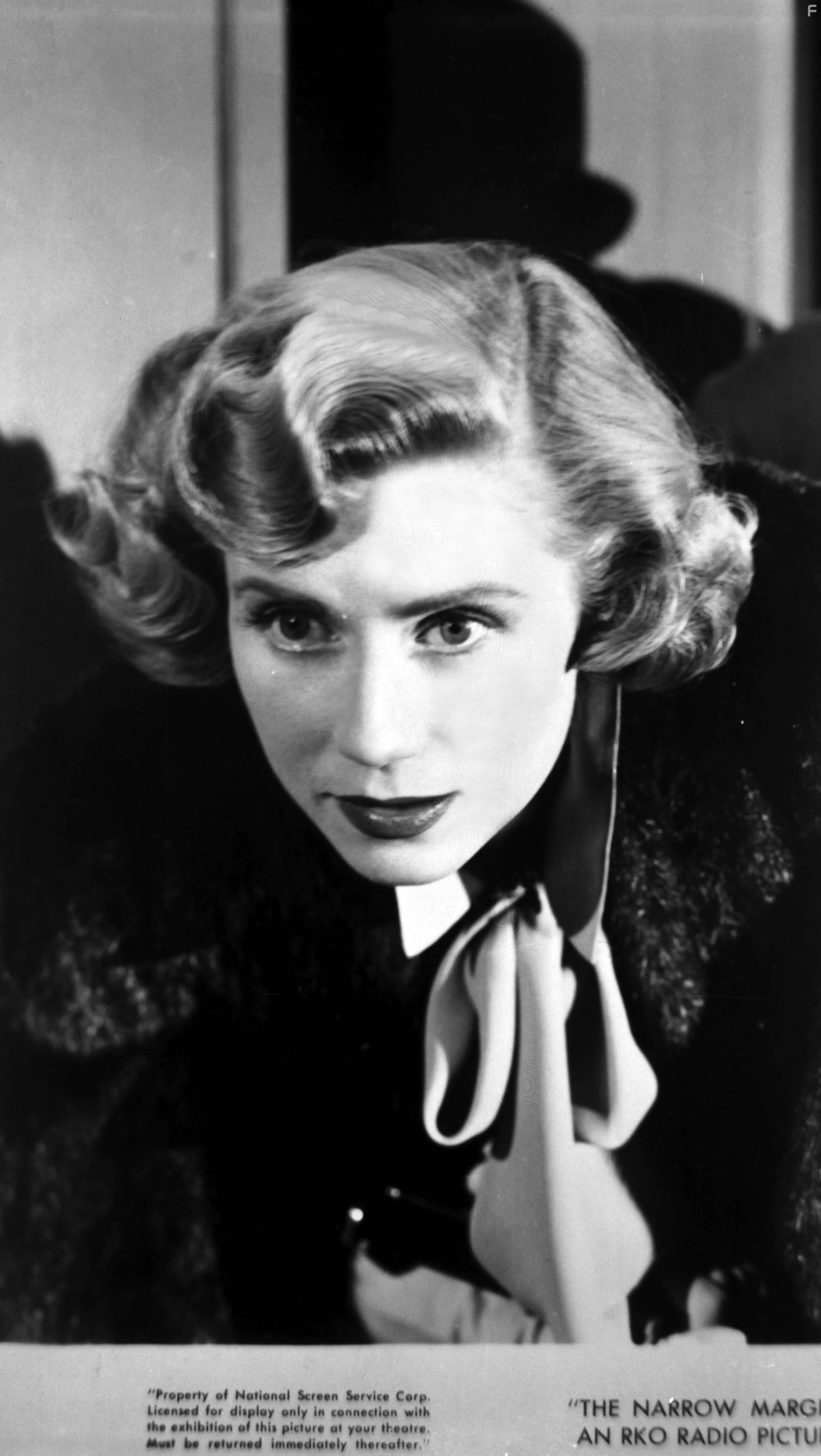 Jacqueline White in Узкая грань (1952)