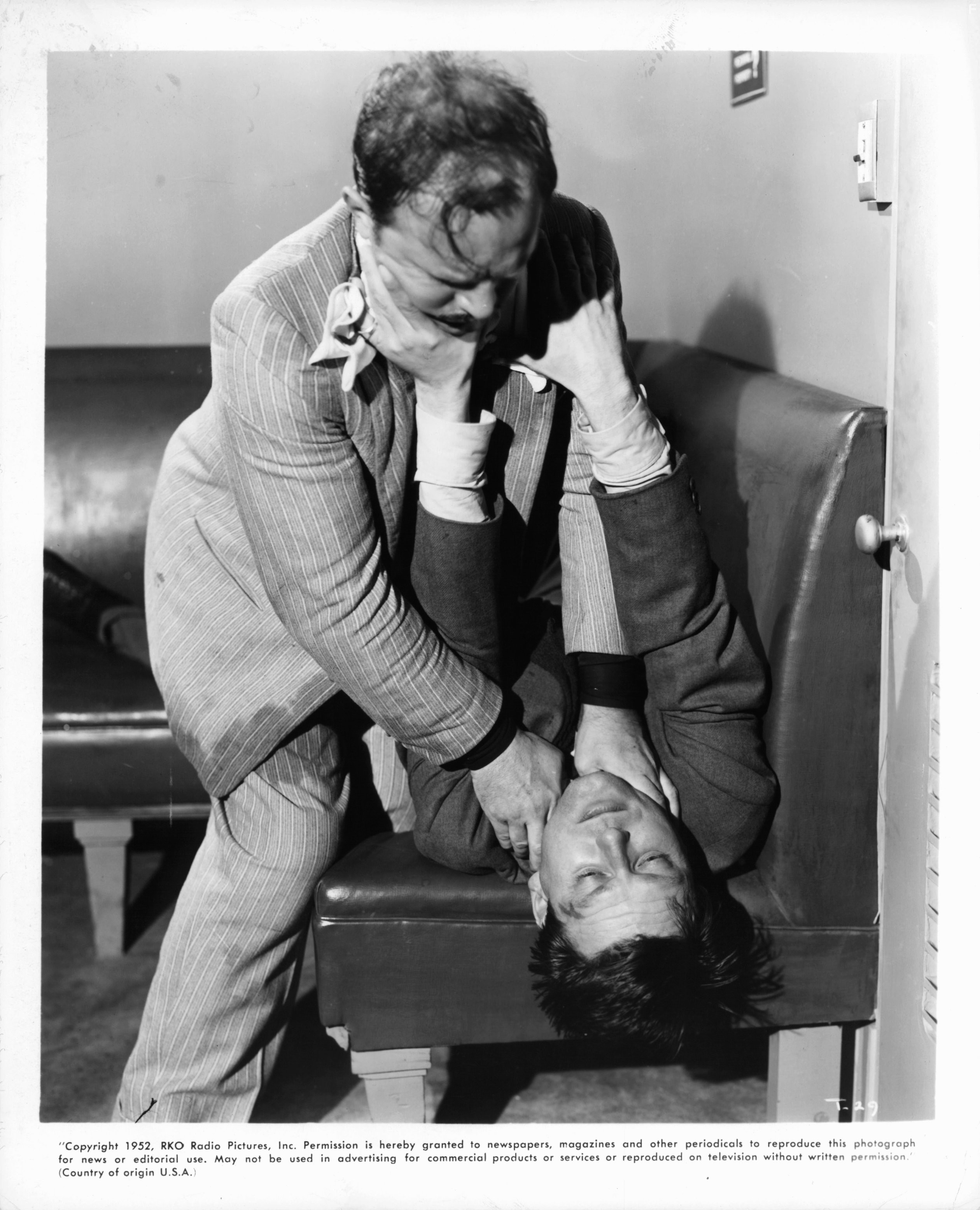 David Clarke and Charles McGraw in Узкая грань (1952)