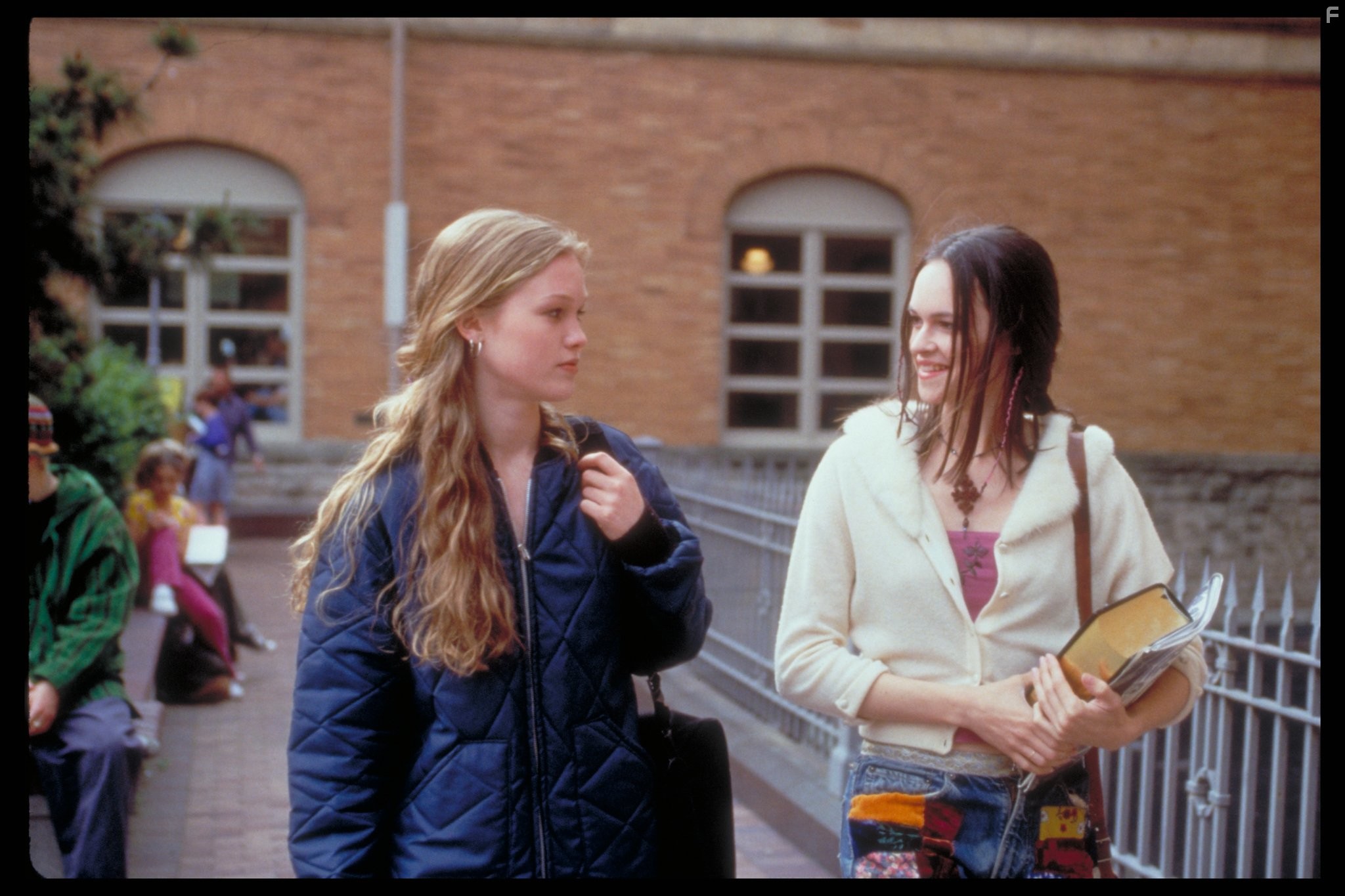 Julia Stiles and Susan May Pratt in 10 причин моей ненависти (1999)