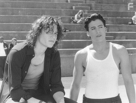 Andrew Keegan and Heath Ledger in 10 причин моей ненависти (1999)