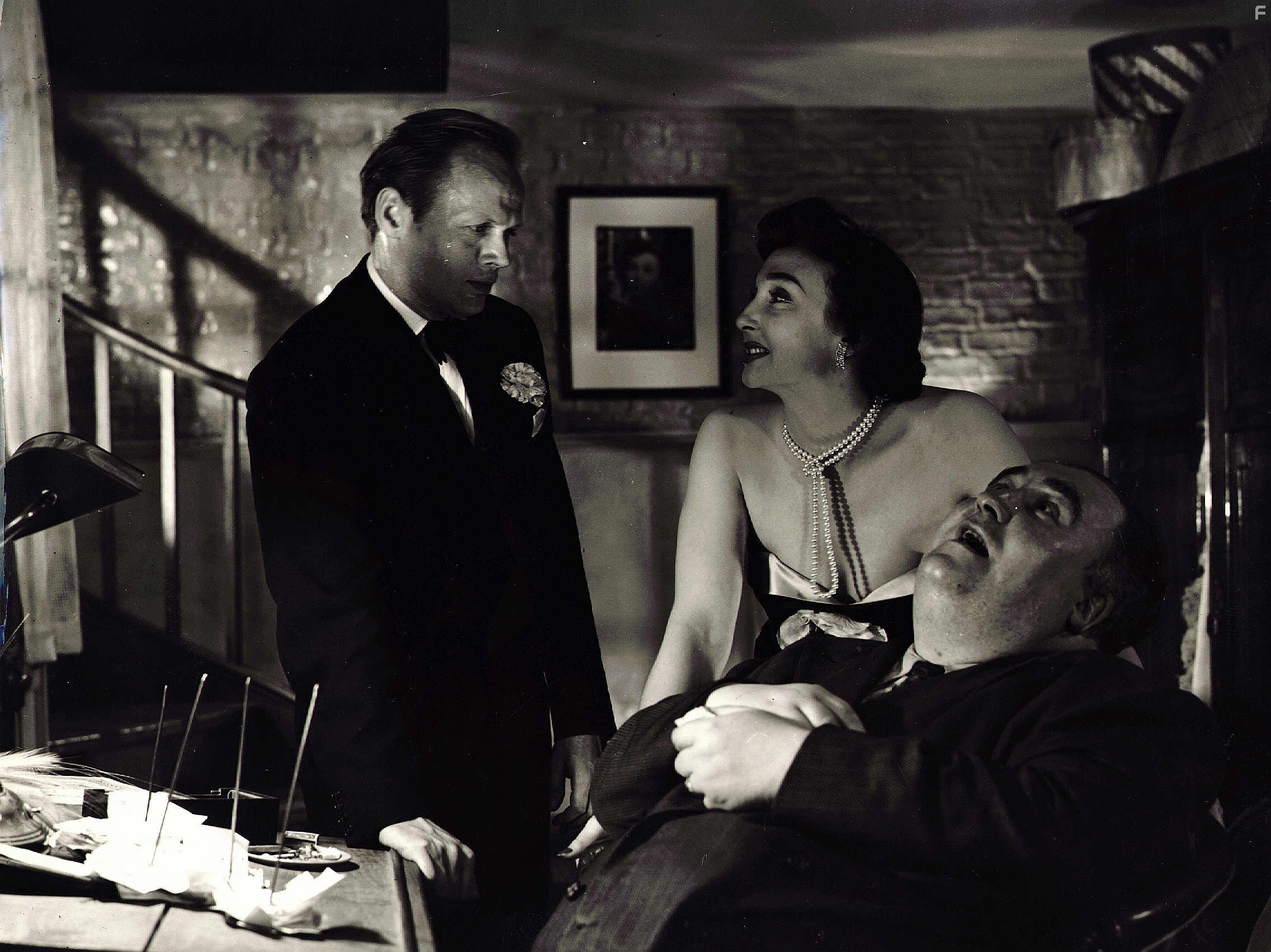 Richard Widmark, Francis L. Sullivan, and Googie Withers in Ночь и город (1950)
