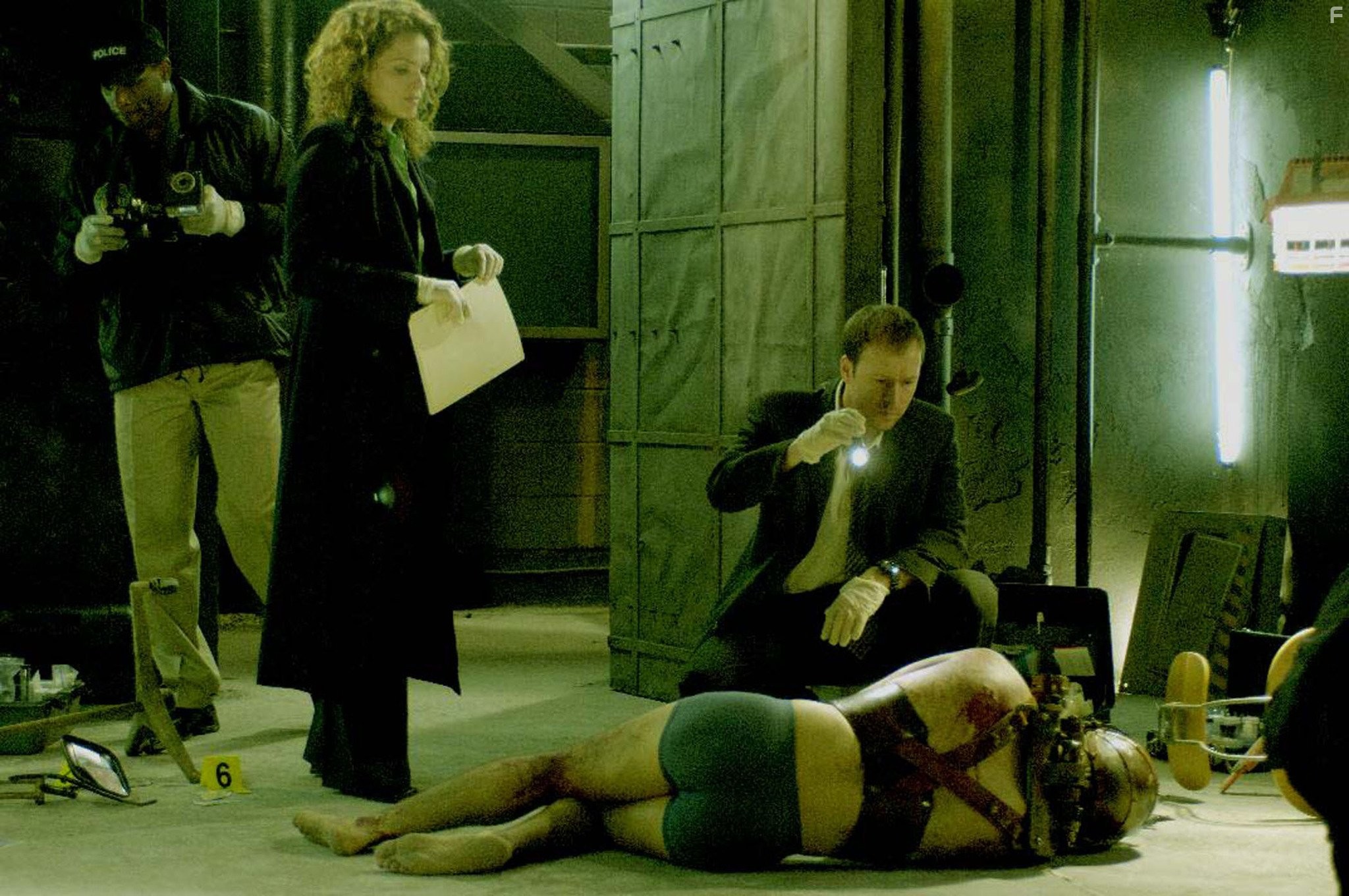 Dina Meyer and Donnie Wahlberg in Пила 2 (2005)
