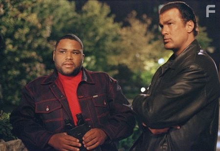 Steven Seagal and Anthony Anderson in Сквозные ранения (2001)