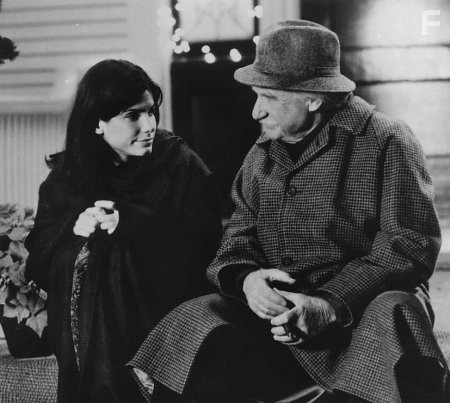 Sandra Bullock and Jack Warden in Пока ты спал (1995)