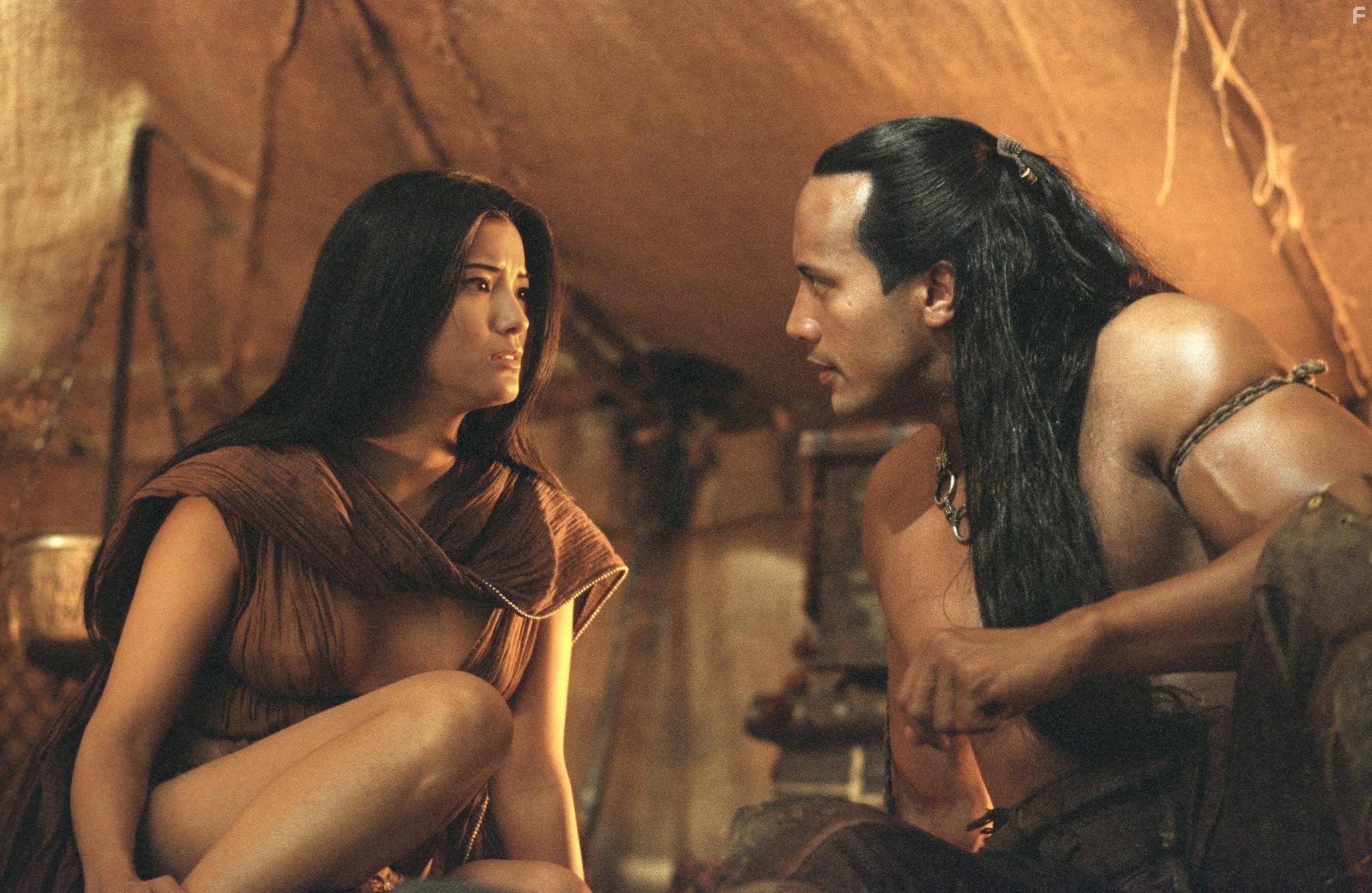 Kelly Hu and Dwayne Johnson in Царь Скорпионов (2002)