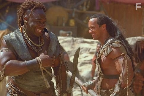 Michael Clarke Duncan and Dwayne Johnson in Царь Скорпионов (2002)